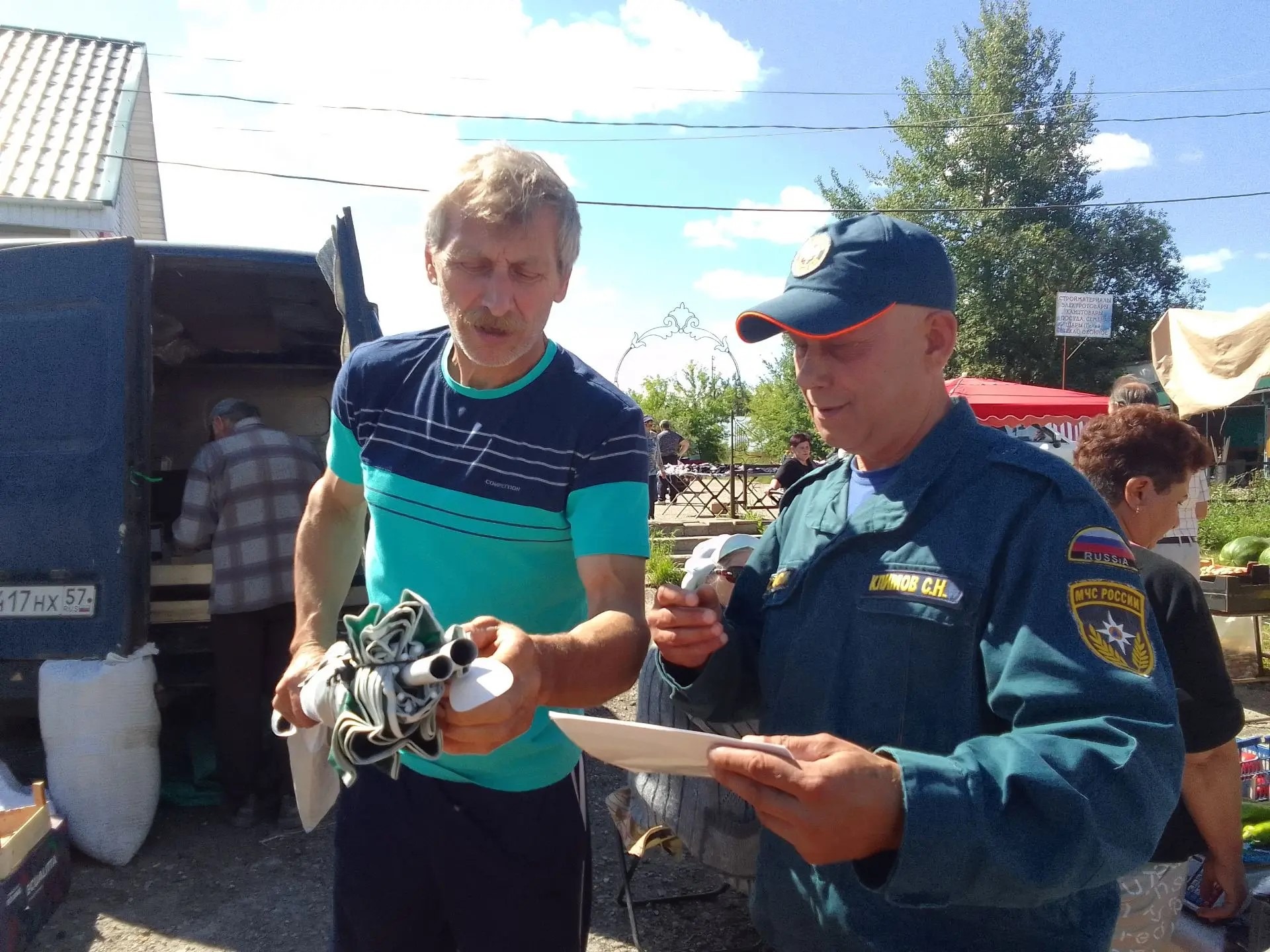 Плечом к плечу.